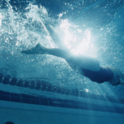nageur dans piscine