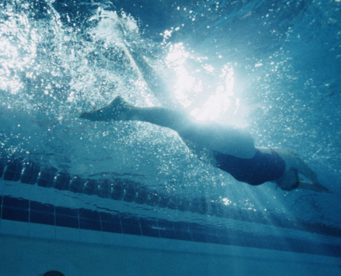 nageur dans piscine