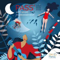 Affiche du Pass’ Art, Sport, Environnement 2021-2022 de la communauté de communes du Haut-Poitou, illustrant une femme nageant, une personne à vélo et une personne jouant de la guitare.