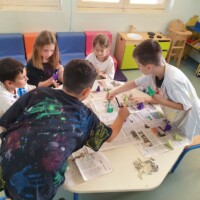 5 Enfants qui font une activité à une table
