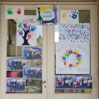 Dessins posés sur une porte