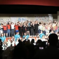 Groupe d'enfants sur une scène pendant un spectacle