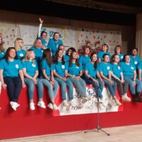 Groupe d'adolescents assis sur une scène