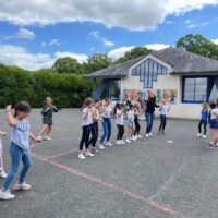 Des enfants dans une cour d'école