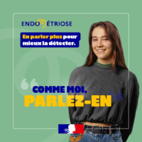 Affiche de sensibilisation à l’endométriose avec le message « Comme moi, parlez-en » et le slogan « En parler plus pour mieux la détecter », accompagnée d’une photo de jeune femme souriante et du logo du gouvernement.